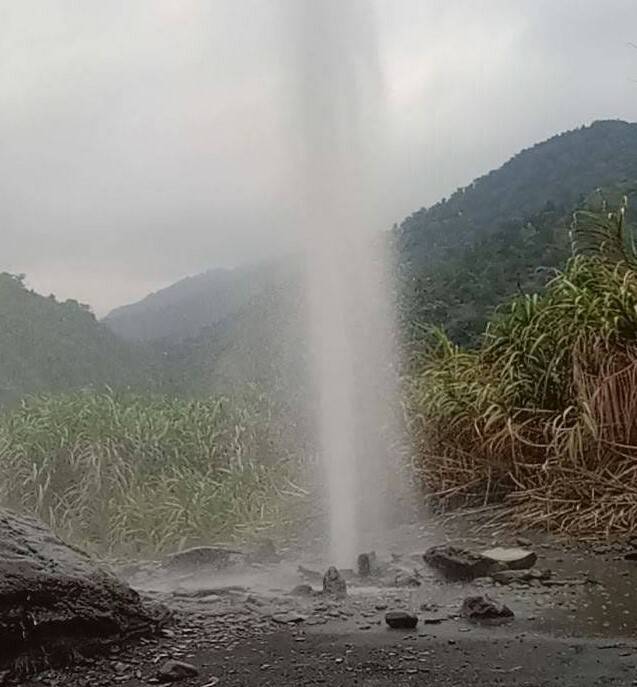 男人的夢想？宜蘭天狗溪地熱噴泉噴發 畫面逗趣引遐想