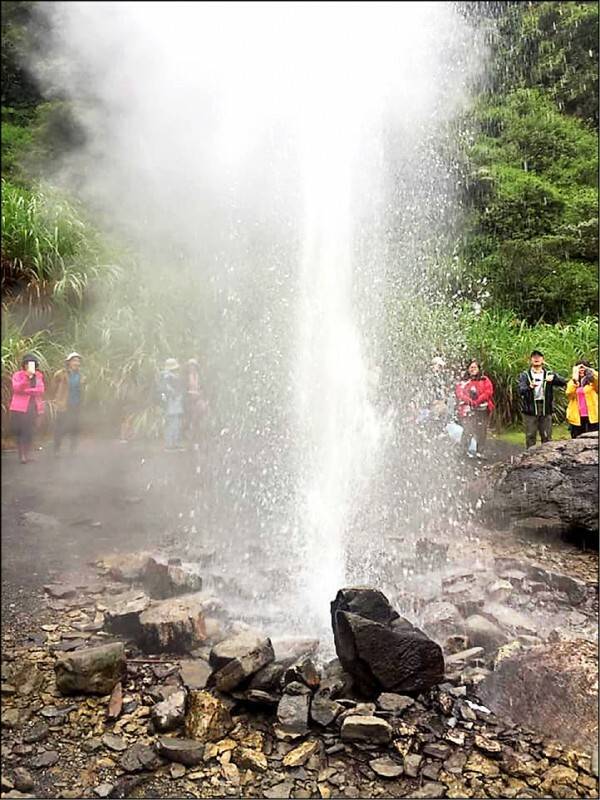 男人的夢想？宜蘭天狗溪地熱噴泉噴發 畫面逗趣引遐想