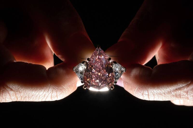 稀有巨大粉色钻石「幸运粉」11月将在瑞士日内瓦拍卖，成交价可望高达3500万美元（约新台币11亿1700万元）。（法新社）(photo:LTN)