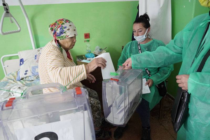 俄罗斯占领的乌克兰4州推动入俄公投，26日札波罗热州大城别尔将斯克一名妇人在医院病榻投下自己的一票。（法新社）(photo:LTN)