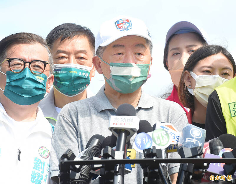 民進黨台北市長參選人陳時中上午前往觀山河濱公園參訪槌球運動後受訪。（記者朱沛雄攝）