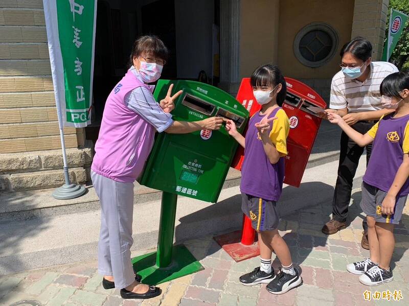 北區立人國小學子手寫明信片向師長傳遞祝福。（記者王姝琇攝）