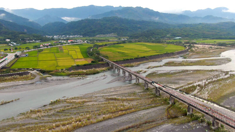 而花東鐵路雖然部分路段因芮氏規模6.8強震中斷，前2日平均訂房率為花蓮縣（62.16%）、台東縣（57.74%），仍較去年雙十連假高。圖為花蓮玉富自行車道。（圖擷取自觀光局資訊室）