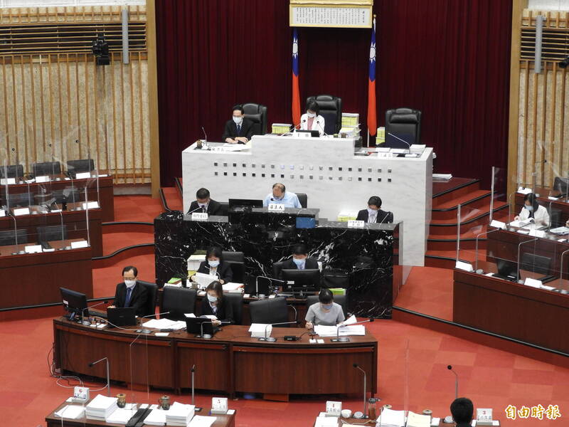 高雄市議會三讀通過「高雄市弱勢族群投保微型保險自治條例」，讓高雄成為第一個將經濟弱勢族群「微型保險」法制化的城市。 （記者葛祐豪攝）