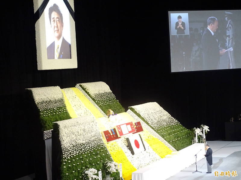 本前首相菅義偉以友人代表身分，今天在前首相安倍晉三國葬禮發表悼詞，內容感人令人動容。（記者林翠儀攝）