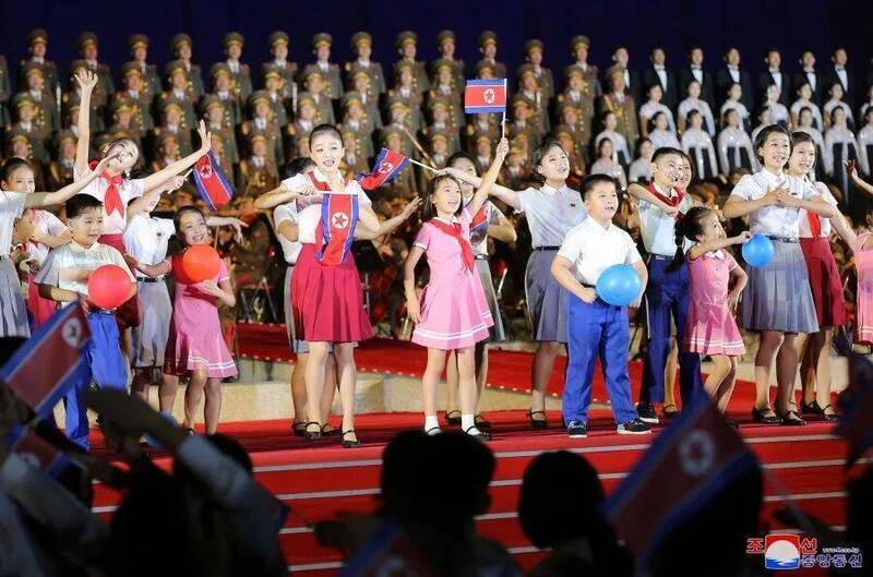 穿着粉红连身裙的女孩（中）多次被北韩官媒镜头锁定，有外媒推测可能是金正恩之女。（撷取自中国「IN朝鲜」微信公众号）(photo:LTN)