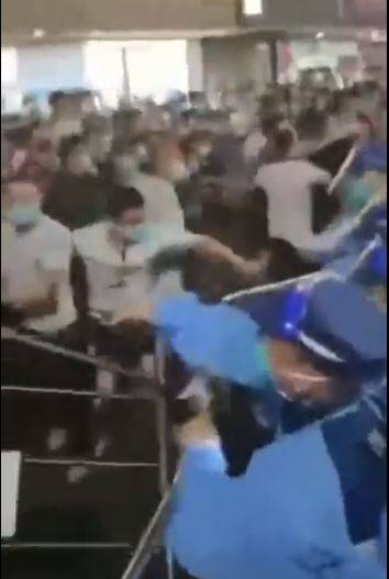 民众推撞围栏，与警方爆发肢体冲突。（图撷取自推特）(photo:LTN)