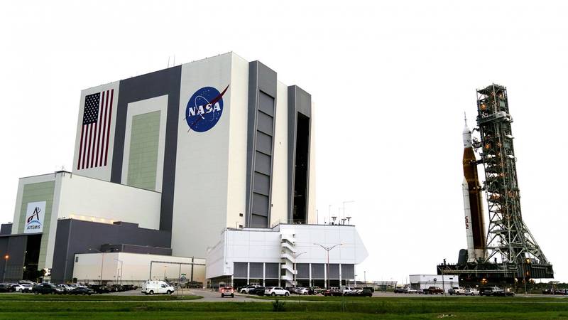 NASA阿提米丝1号火箭为躲避飓风「伊恩」，目前已移动到飓风登陆点另一边的飞行器装配大楼。（法新社）(photo:LTN)
