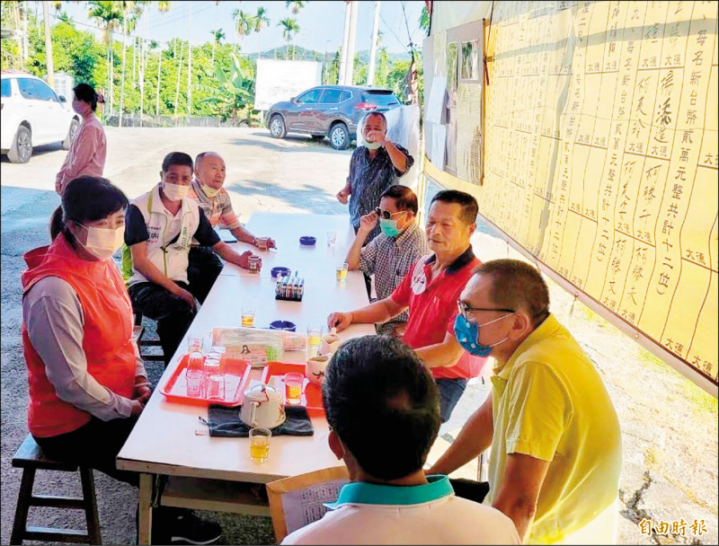 民進黨南投縣長參選人蔡培慧（左）到鹿谷鄉與鄉親閒話家常。（記者謝介裕攝）