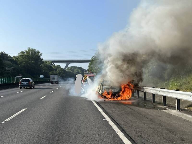 國3嘉義縣竹崎段發生火燒車，場面怵目驚心。（國道警察第八大隊提供）