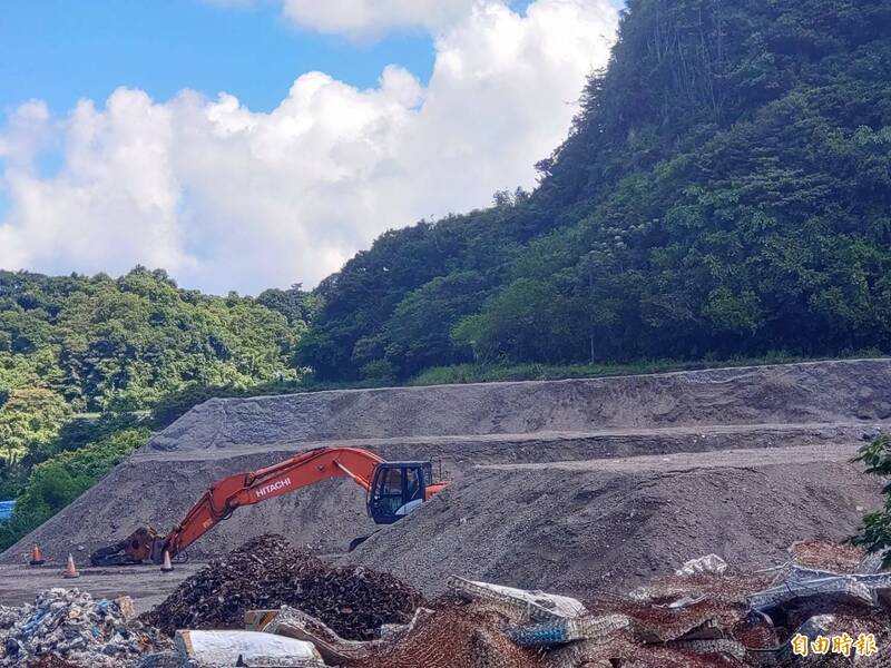 基隆天外天掩埋場內底渣堆置如山。（記者盧賢秀攝）