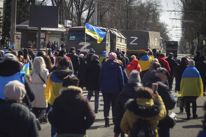赫尔松俄军佔领区民众3月间拿着乌克兰国旗走向俄军，抗议俄国佔领。（美联社档案照）(photo:LTN)