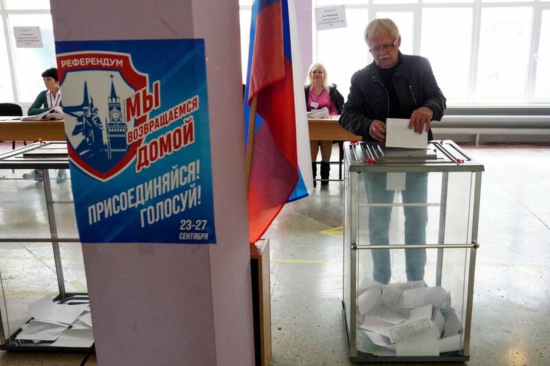 马立波市议会唿吁当地民众逃离马立波，别为了俄军而冒险。图为马立波市民在公投投票所投票。（法新社）(photo:LTN)