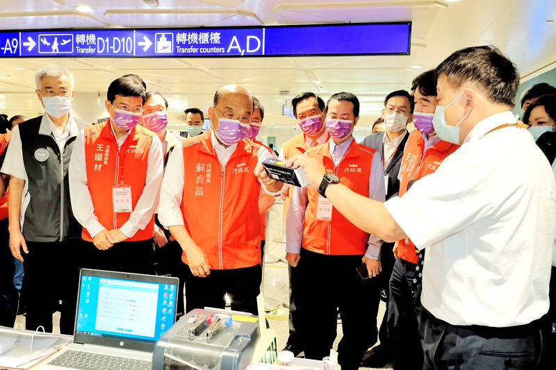 
Premier Su Tseng-chang, third left, yesterday visits Taiwan Taoyuan International Airport to inspect quarantine measures.
Photo: CNA