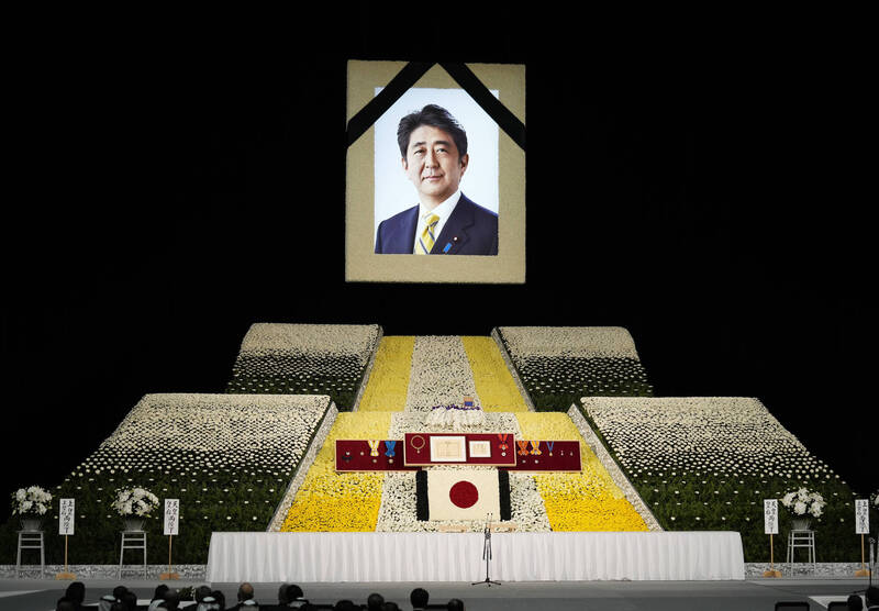 日本前首相安倍晉三國葬禮昨下午在日本東京武道館舉行，日本資深媒體人矢板明夫發文分享，昨日他也一早就到場等待，現場大量民眾排隊買花，幾乎都要等1小時以上，有民眾甚至排了兩個半小時才等到獻花。（美聯社）