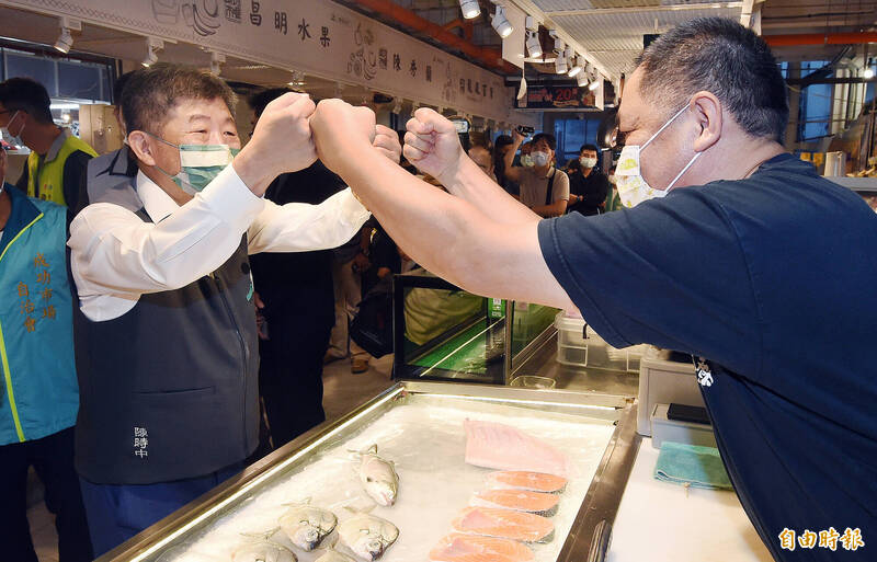 民進黨台北市長參選人陳時中今合體立委高嘉瑜前往新北市汐止區的橫科市場掃街，該處為南港區邊界地帶。（記者廖振輝攝）