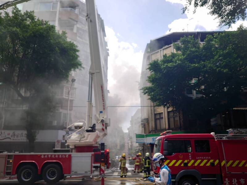 台北市消防局今天中午接獲報案，民眾稱林森北路一處民宅4樓起火，現場濃煙竄天。（記者王冠仁翻攝）