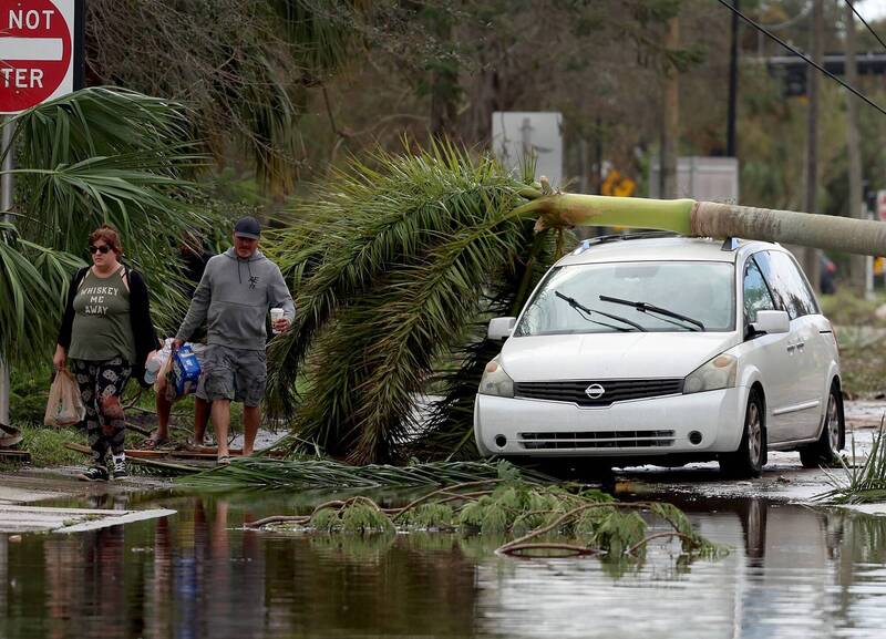 飓风伊恩（Ian）狂袭美国佛罗里达半岛，吹倒大树、电桿，到处淹水。（法新社）(photo:LTN)