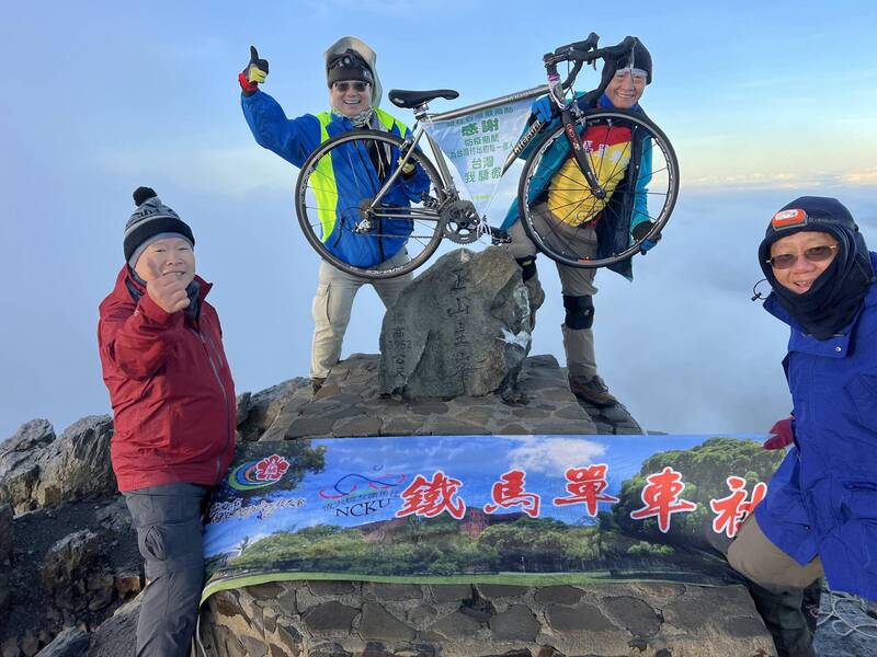 吳志祥（左上）與「鐵馬單車社」同好攻頂玉山舉單車，圓夢完成人生壯舉。（吳志祥提供）