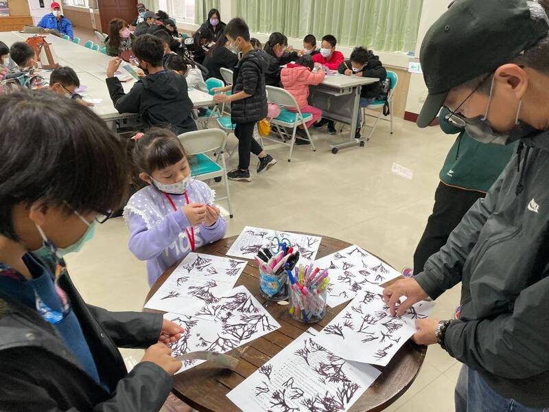 藻類特展每日固定時段，推出製作海藻書卡限時體驗活動。（澎湖縣農漁局提供）