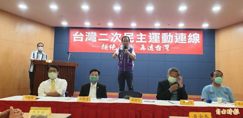 台北市長參選人蘇煥智（圖中，站立者）表示，服替代役4個月（指現行役期僅4個月）要怎麼保衛台灣？（記者李欣芳攝）