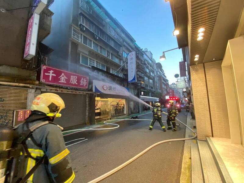 台北市大安區大安路一段某間2樓牛排館今傍晚驚傳火警，消防人員馳援救火，出動31車、84人，到場疏散23人，所幸無人員傷亡。 （記者闕敬倫翻攝）