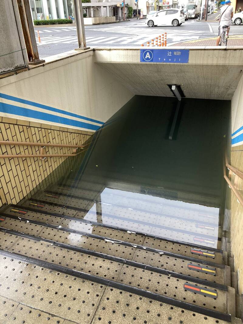 受到台风「塔拉斯」侵袭，日本静冈县清水区降下暴雨，造成地下道淹水。（翻摄自Twitter）(photo:LTN)