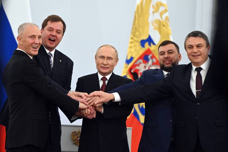 俄羅斯總統普廷（中）在領土併吞典禮上與其他親俄地區領導人合影。歐盟歐洲理事會發表聲明譴責俄羅斯非法併吞烏克蘭領土。（美聯社）