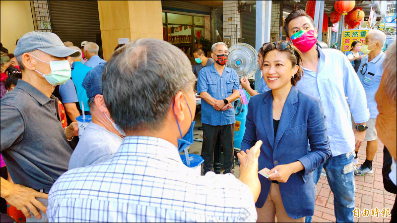 民進黨花蓮縣長參選人Kolas Yotaka昨參加縣議員參選人林則葹客廳會與支持者面對面陳訴政見。（記者王錦義攝）