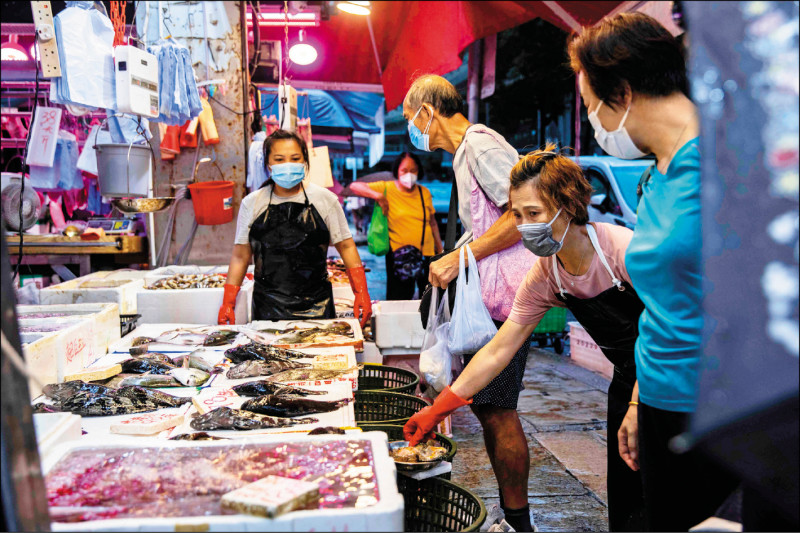 香港民众9月30日戴口罩进市场採买渔获。（法新社）(photo:LTN)