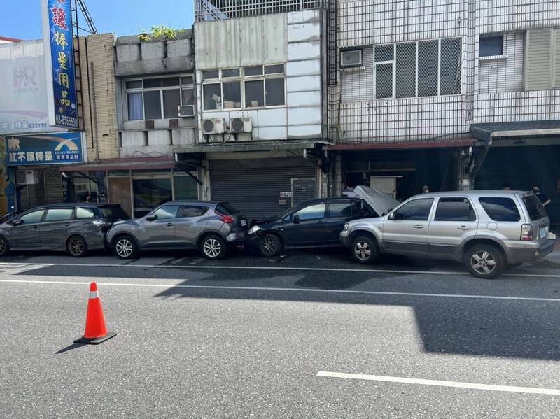 花蓮57歲曾姓男子昨開車行經市區中央路三段與建國路口時疑似身體不適連撞4台車。（民眾提供）