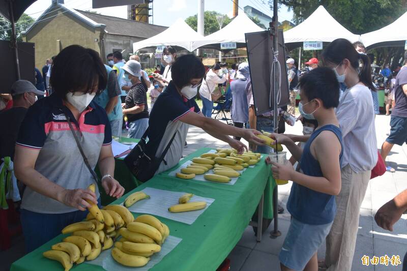 高雄「香蕉文化節－旗山好蕉情」活動現場免費贈送香蕉供民眾品嘗。（記者蘇福男攝）