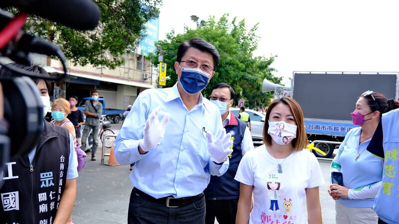 國民黨台南市長參選人謝龍介今天受訪時宣稱挺青年宜居，卻引發藍綠雙方陣營的競總發言人隔空交火。（謝龍介競選團隊提供）