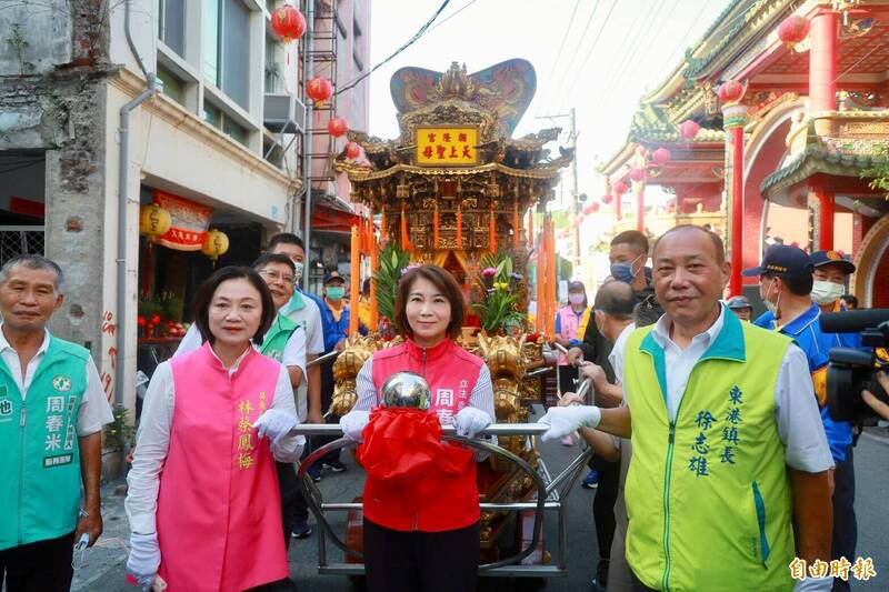 立委周春米今天到東港參與朝隆宮巡安護境文化祭，先是請媽祖上轎後，再扶轎繞境。（記者陳彥廷攝）