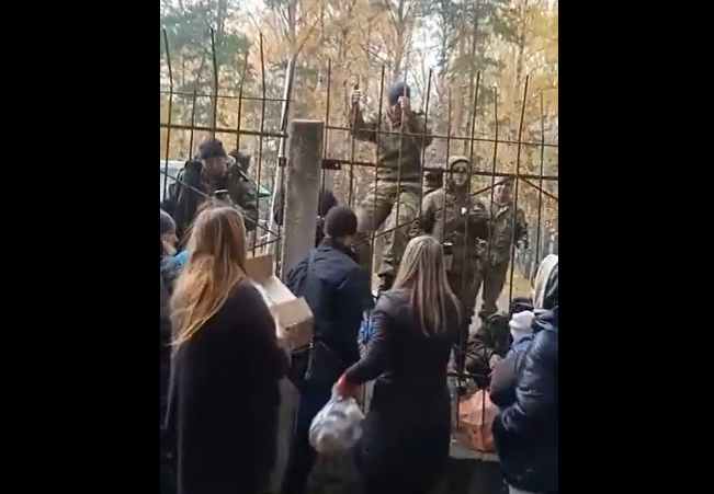 近日一段俄军士兵接受家属送餐的画面曝光，引来乌克兰国防部讽刺「成战俘的餐都比俄军好。」（图撷取自乌克兰国防部推特）(photo:LTN)
