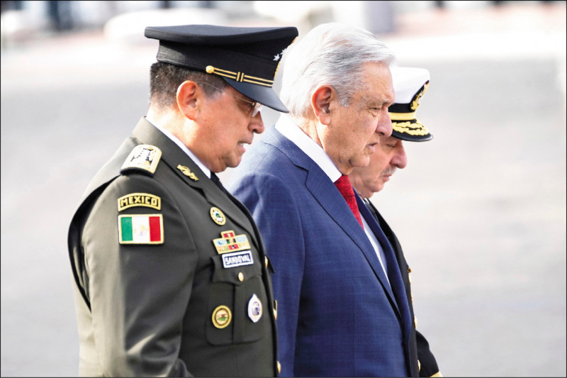 名为「Guacamaya」的骇客集团大举入侵拉丁美洲多国的军事与情报机构，墨西哥总统罗培兹欧布拉多（中）的个人医疗纪录因而外洩，图为他九月十六日参加独立日游行。（美联社）(photo:LTN)