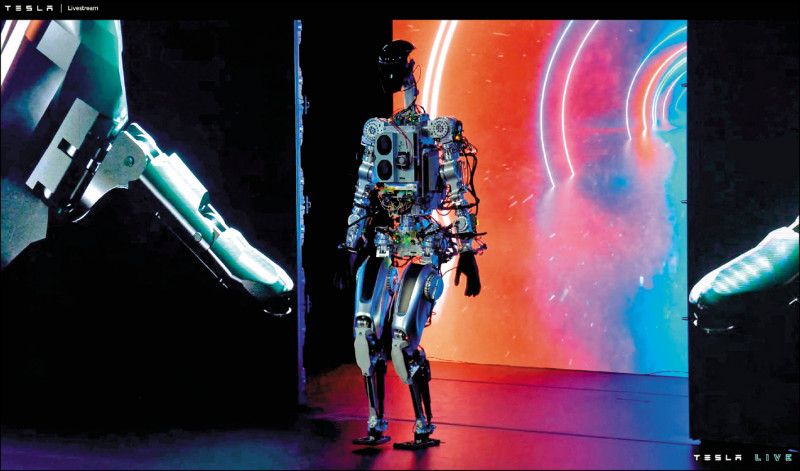 特斯拉研发的人形机器人Optimus，在「人工智慧日」活动上首次亮相。（法新社）(photo:LTN)