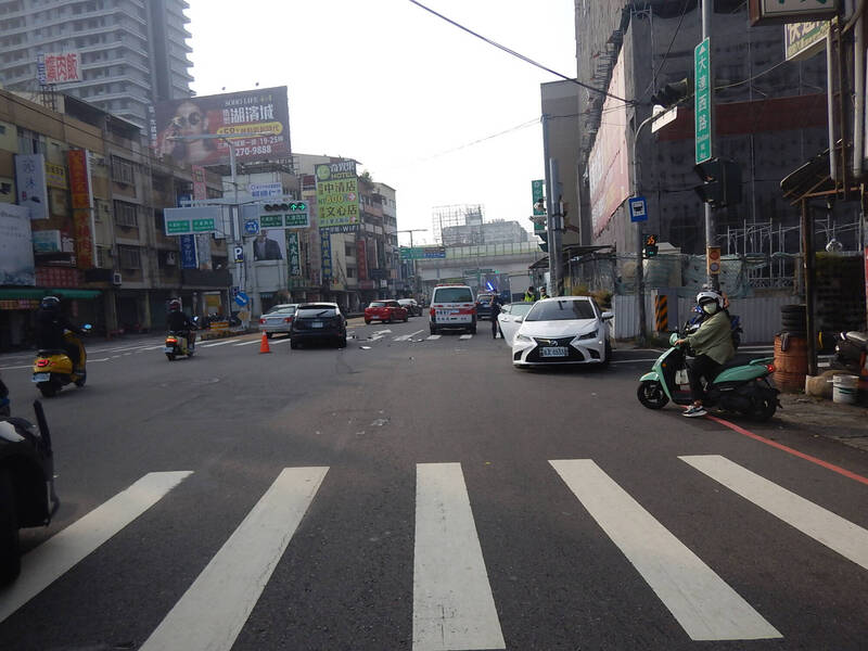 兩車在路口發生碰撞。（圖由民眾提供）