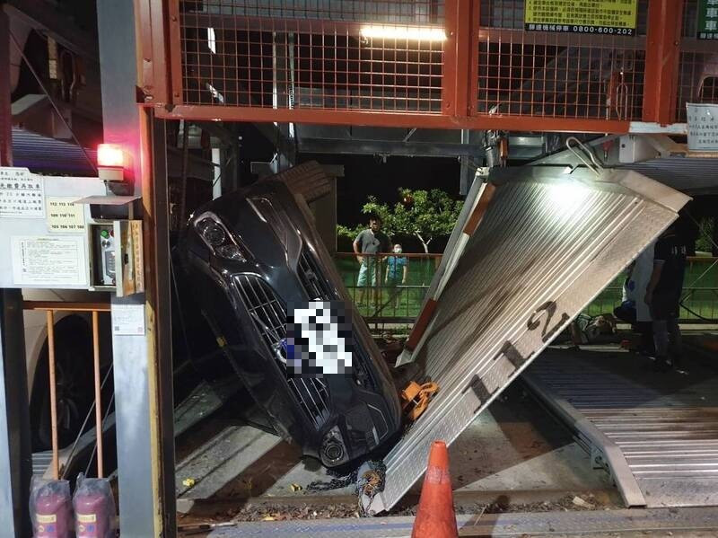 台北新生公園機械停車場鋼索斷裂，導致工人和車輛翻落。（記者姚岳宏翻攝）