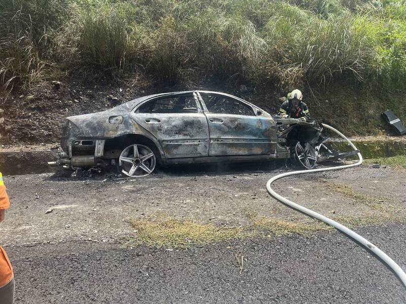 國道3號關西服務區南下匝道今天（2日）近午時發生一起火燒車事件，整輛車燒得幾乎只剩下焦黑骨架，所幸男性駕駛及時脫困輕傷送醫，確切的起火原因待國道警方調查。（記者廖雪茹翻攝）