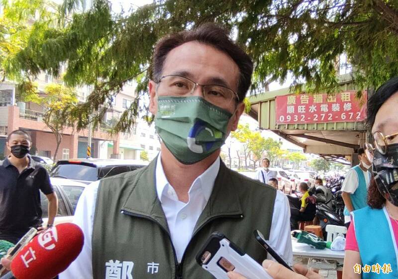 張善政的農委會書面說明尚未送出，鄭運鵬勸「不要蓋牌、清楚說明」。（記者鄭淑婷攝）