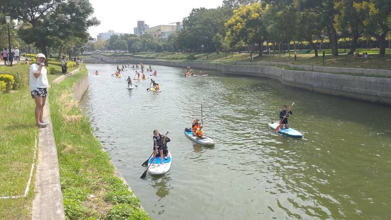 民眾開心體驗立漿運動。（陳清龍服務處提供）