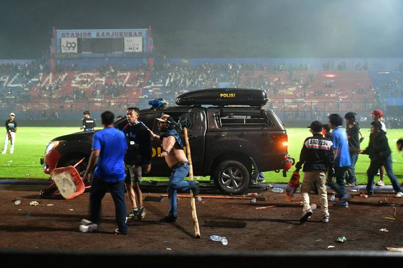 印尼东爪哇省玛琅（Malang）1日举行的足球比赛发生球迷暴动与踩踏事件，死伤分别都超过百人，可能是印尼运动史上死伤最惨重的的体育暴力事件。（路透）(photo:LTN)