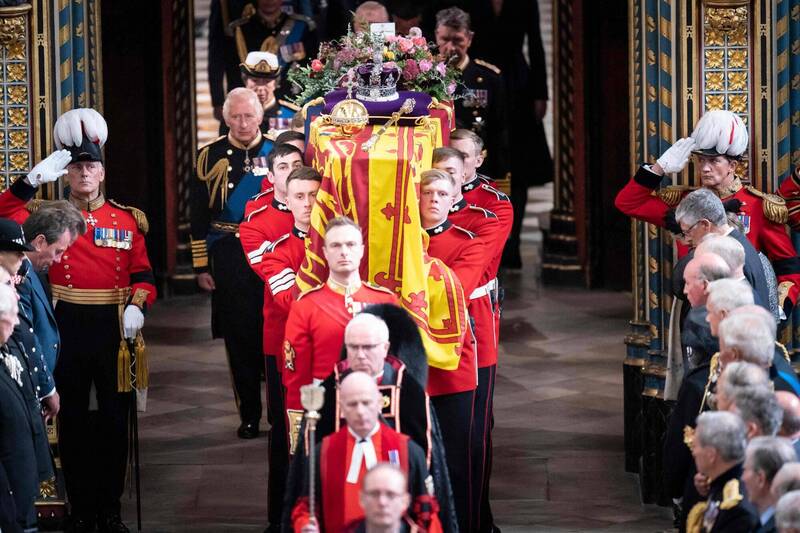 女王国葬结束后，1名英国士兵被人发现猝死在军营。图为掷弹兵卫队在温莎城堡扛着女王棺木。（法新社）(photo:LTN)