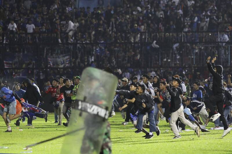 大批阿雷马球迷在输球群情激愤，闯入球场。（美联社）(photo:LTN)