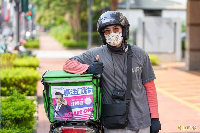 關心外送員權益，新竹市議會議長許修睿今年以創意文宣呈現，除吸引民眾目光，也達到文宣效果。（記者洪美秀攝）