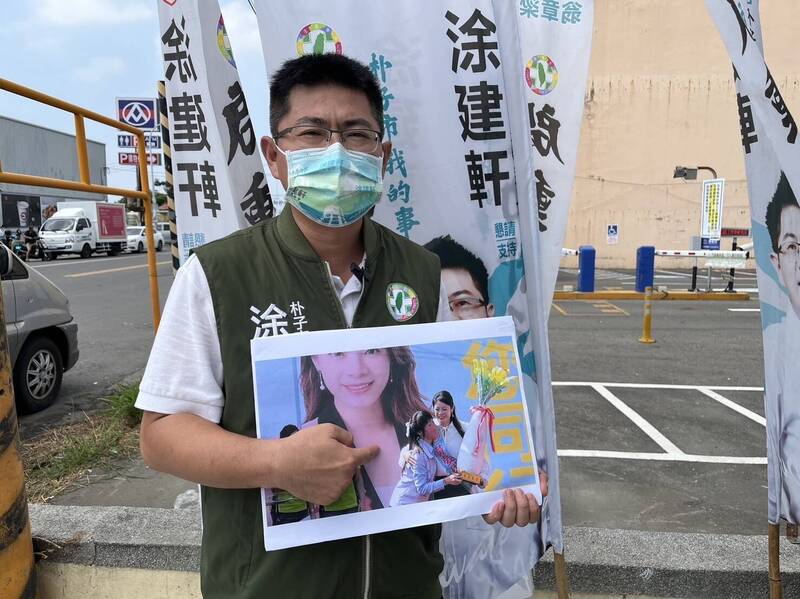 民進黨嘉義縣朴子市長參選人涂建軒今質疑，同黨縣議員黃嫈珺與他的對手、現任朴子市長吳品叡同台造勢，造成民進黨支持者混淆、破壞黨內團結。（涂建軒競總提供）