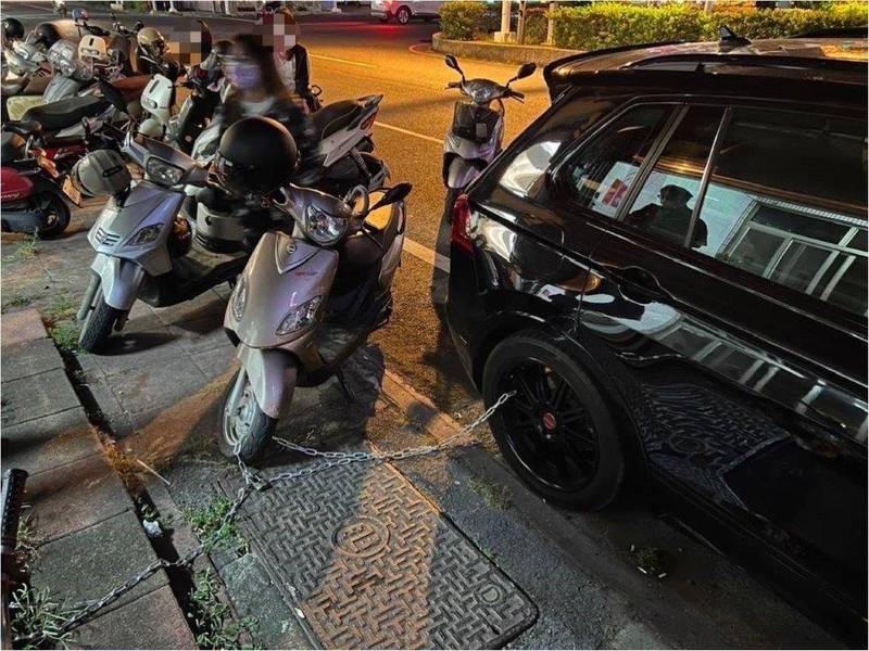 民眾至東港出遊將車停在路邊，竟遭屋主以鐵鍊鎖車。（警方提供）