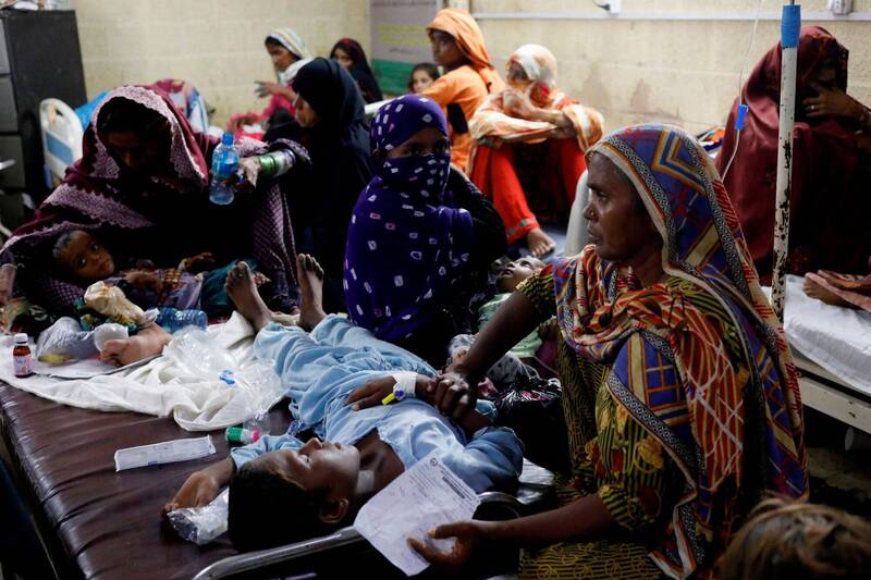 巴基斯坦的医院急诊室病房人满为患，数百人挤在房间和走廊，病床上不只一个病人。（路透）(photo:LTN)