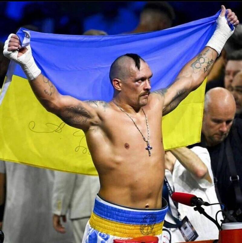 被认为乌克兰有史以来最伟大的拳击手乌西克，于8月暂时从战场退下前往海外比赛，赛后又再次返回战场前线。（图撷取自@usykaa IG）(photo:LTN)